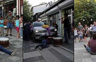 Davul çalarken kendinden geçiyor