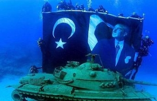 Denize batırılan 45 tonluk tankta ‘Zafer’ pozu