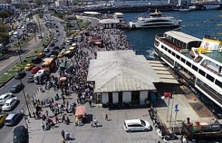 Eminönü İskelesi’ndeki insan seli havadan görüntülendi