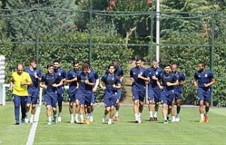 Fenerbahçe antrenmanlara başladı