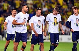 Fenerbahçe ısınmaya pankart ve Lefter tişörtüyle...