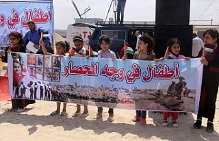Filistinli çocuklar İsrail barbarlığını protesto...
