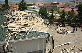 Fırtına ve hortum evlerin çatısını uçurdu