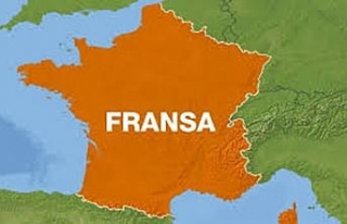 Fransa’da bir komiser bar sahibine ayağını öptürdü