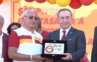 Galatasaray Bayrağı Şampiyonlar Anıtı’na çekildi