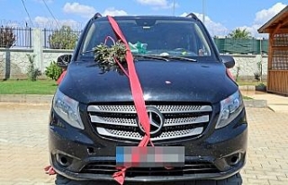 Gelin arabasından 11 kaçak göçmen çıktı.