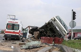 Hasta taşıyan ambulans kamyonetle çarpıştı:...