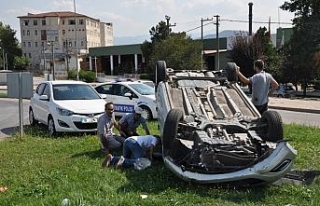 Hurdaya dönen otomobilden sağ çıktı