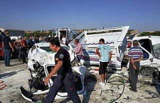 İki araç çarpıştı: 1 ölü, 1 yaralı