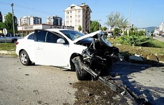 İki otomobil çarpıştı: 1 ölü, 10 yaralı