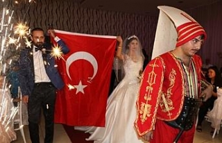 İlginç düğün: Yeniçerilerle salona girdiler,...