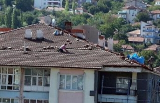 İşçilerin çatıdaki tehlikeli çalışması kamerada