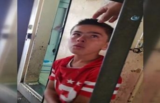 İsrail askerinin gözaltına aldığı çocuk gözyaşlarını...