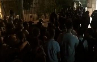 İsrail polisi Mescid-i Aksa önündeki Filistinlilere...