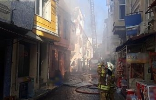İstanbul’da bina yangını: Çatı çöktü