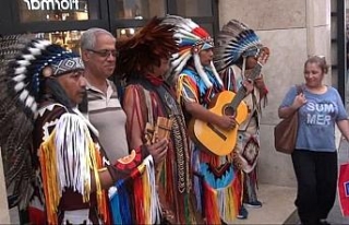 İstiklal Caddesi’nde Kızılderililere yoğun ilgi