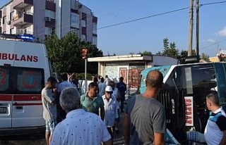İzmir’de otomobil ile minibüs çarpıştı: 6...
