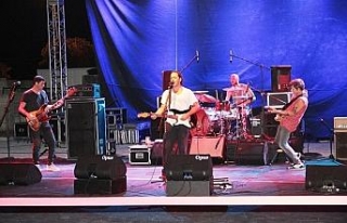Kaan söyledi, sevgilisi Kıvılcım eşlik etti