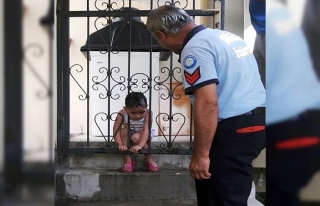 Kafası korkuluklara sıkışan çocuğun zor anları