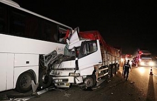 Kamyon emniyet şeridindeki otobüse çarptı: 1 ölü,...
