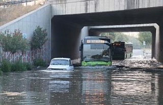 Kanal taştı, alt geçit sular altında kaldı