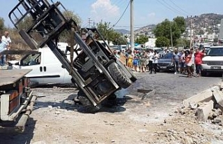 Karşı şeride geçen forklift hafif ticari araçla...