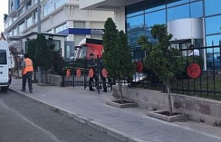 MHP Genel Merkezi’nde görevli polis kazara kendini...