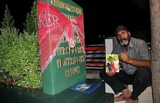 Oğlunun mezarı başında yatıyor
