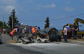 Otomobil ikiye bölündü: 1 ölü, 10 yaralı