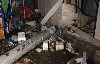 Otomobil zeytin dükkanına girdi: 2 ölü