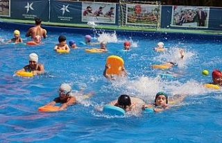 Portatif havuzlarda yaklaşık 50 bin çocuk yüzme...