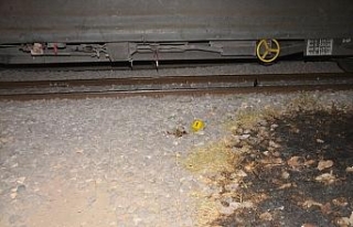 Raylarda alkol aldı, tren çarptı