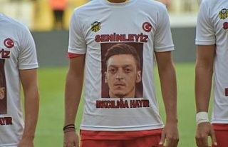 Sahaya Özil tişörtüyle çıktılar