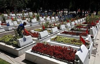 Şehitlikte hüzünlü bayram ziyareti