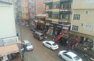 Sel suları pazar yerini vurdu