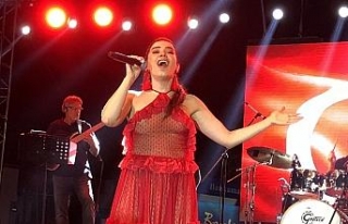 Sevilen şarkılarını hayranlarıyla birlikte seslendirdi
