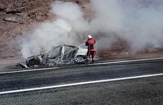 Seyir halindeki araç yanarak küle döndü