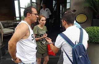 Taksici turist müşterilerini gasp edip kaçtı