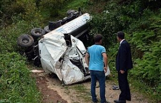 Tanker uçuruma yuvarlandı, sürücünün burnu bile...
