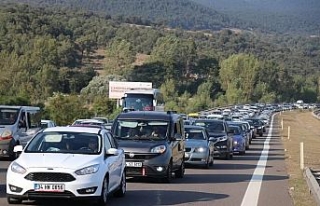 Tatil dönüşü trafik yoğunluğu başladı