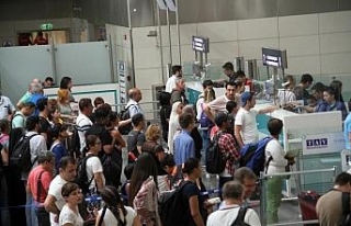 Tatilciler havalimanında uzun kuyruklar oluşturdu