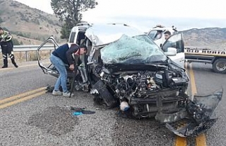 Tatile giden aile kaza geçirdi: 2 ölü, 4 yaralı