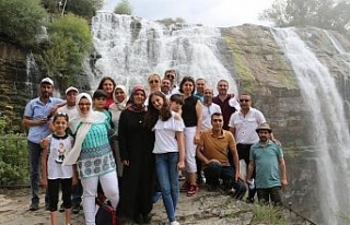 Tortum Şelalesi turistlerle doldu taştı