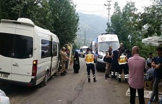 Trabzon’da minibüs duvara çarptı: 17 yaralı