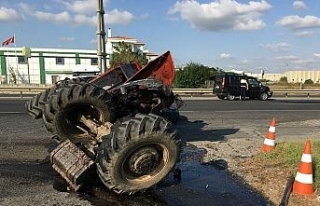 Traktörün ikiye bölündüğü kaza kamerada