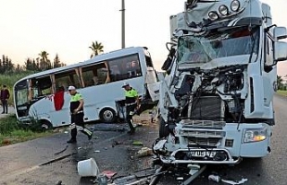 Turistleri taşıyan midibüse tır çarptı: 13 yaralı
