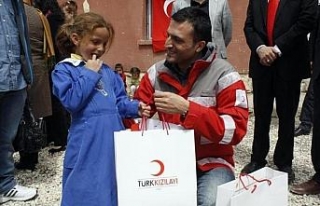 Türk Kızılayı çocukların yüzünü güldürdü
