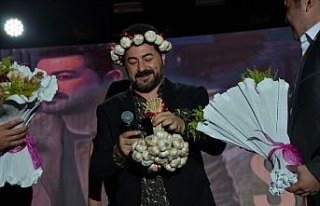Ünlü sanatçı sahnede sarımsak yedi