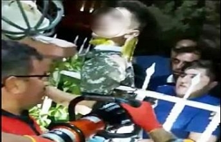 Üzerinden atlamak istediği korkuluk koluna saplandı