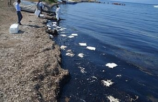 Yakıt sızıntısının ilerlememesi için mücadele...